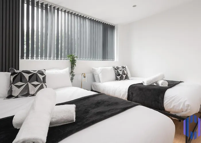 Sophisticated & Stylish Flat Near Airport - Sleeps 9