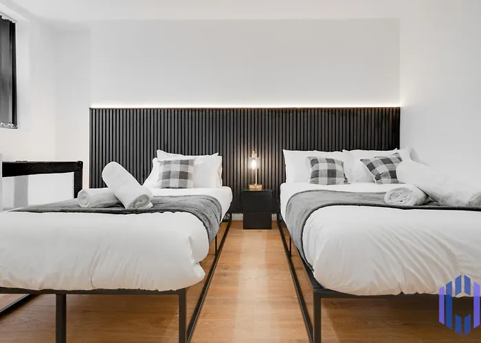 Sophisticated & Stylish Flat Near Airport - Sleeps 9