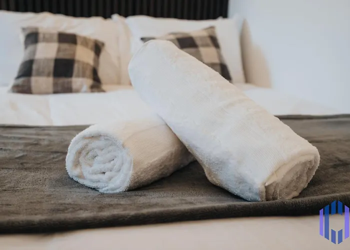 Apartment Sophisticated & Stylish Flat Near Airport - Sleeps 9