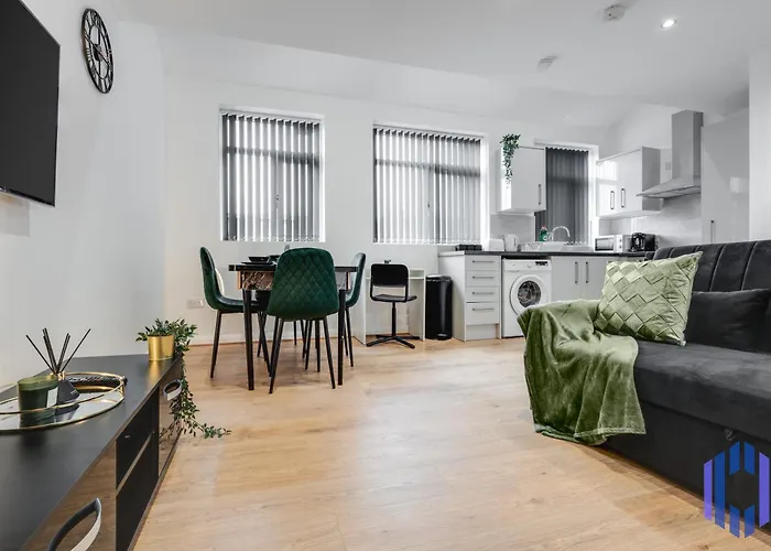 Apartment Sophisticated & Stylish Flat Near Airport - Sleeps 9