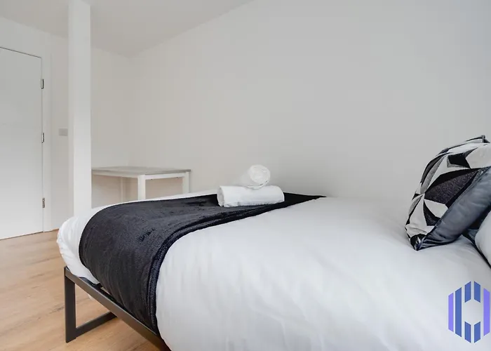 Sophisticated & Stylish Flat Near Airport - Sleeps 9 * Manchester