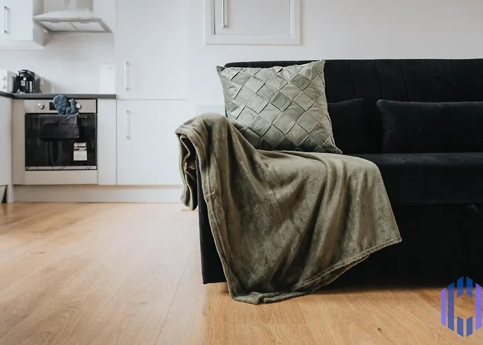 Sophisticated & Stylish Flat Near Airport - Sleeps 9 Apartment