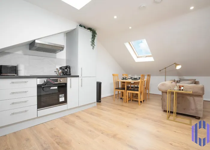 Scandi Loft Style - Sleeps 6 - Near Airport *