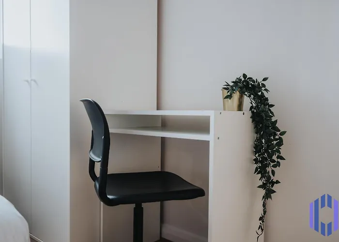 Scandi Loft Style - Sleeps 6 - Near Airport