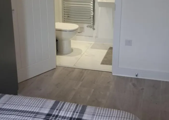 Lush King Ensuite In A Shared مانشستر