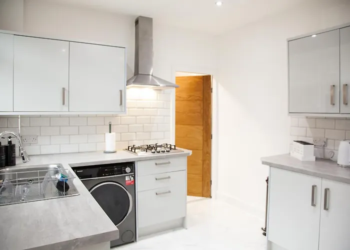 Entire Luxury In Old Trafford, Next To Mufc *