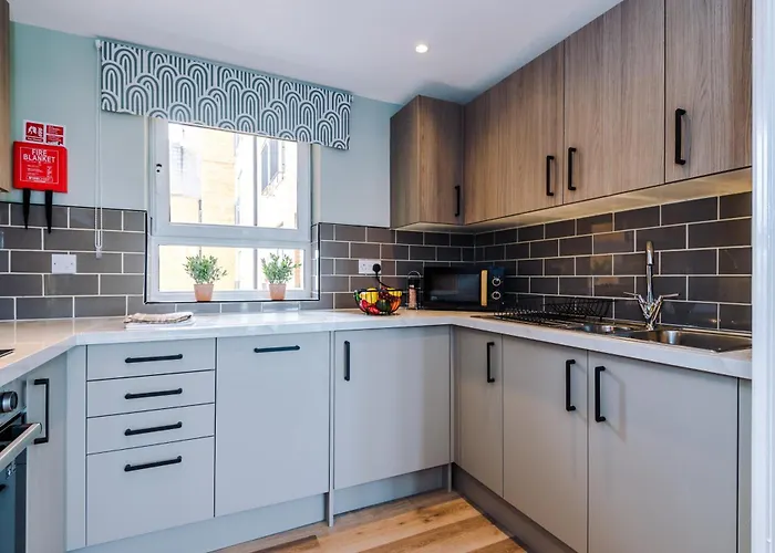 New! Stylish 2-bed In By 53 Degrees Property, Great Location - Sleeps 6!