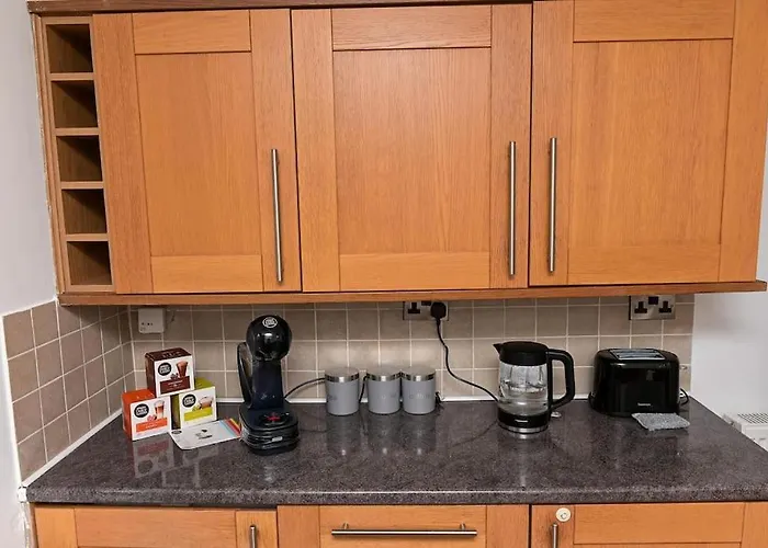 3 Bedroom House With En-suite Free Wifi And Parking *