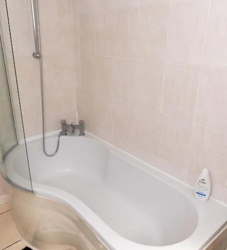 בית נופש 3 Bedroom House With En-suite Free Wifi And Parking