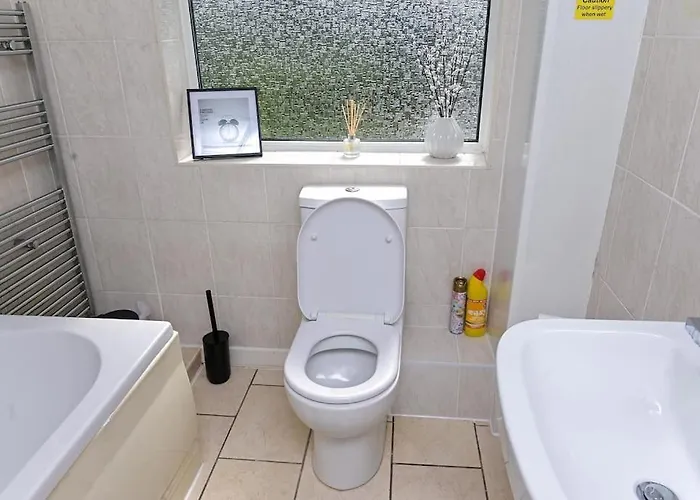 3 Bedroom House With En-suite Free Wifi And Parking * מנצ'סטר