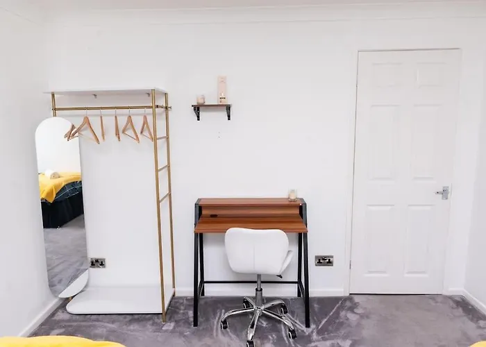 3 Bedroom House With En-suite Free Wifi And Parking *