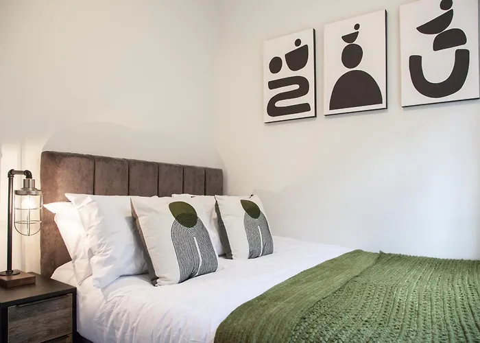 New! Stylish & Modern With Free Parking! Book Now! * Manchester