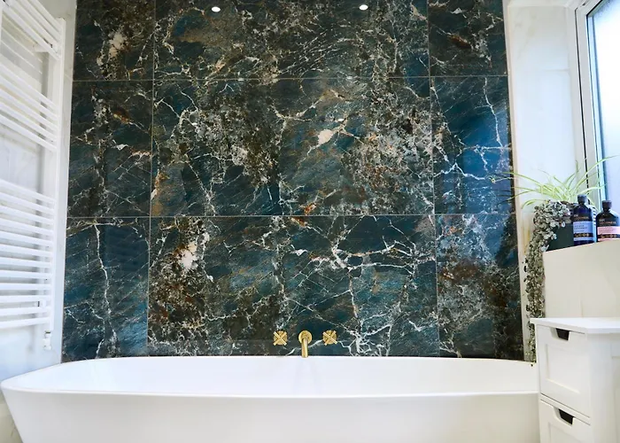 Chic Family With Garden Fire Pit & Event Space, Hot Tub 度假居