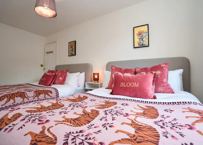 Chic Family With Garden Fire Pit & Event Space, Hot Tub 度假居