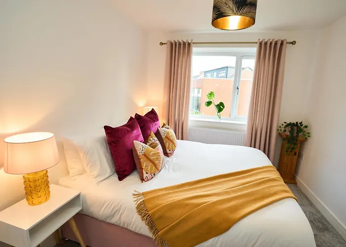 Chic Family With Garden Fire Pit & Event Space, Hot Tub