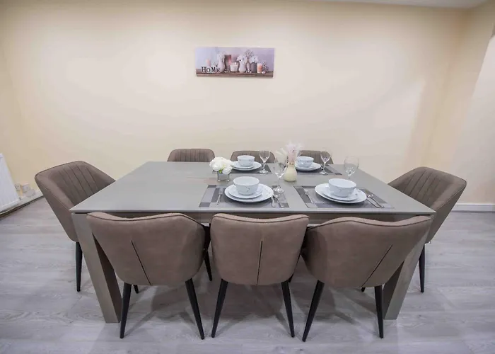 בית נופש Beautiful, Peaceful, 5 Bedroom With Hot Tub! מנצ'סטר