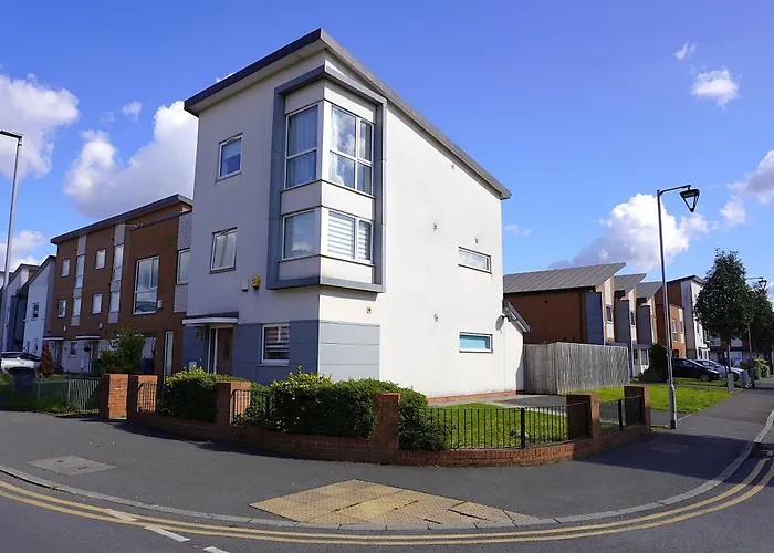 Luxury - Pick A - Free Parking & Kitchen Access, Near Etihad Stadium, The Coop Live & Piccadilly Station, 홈스테이 맨체스터