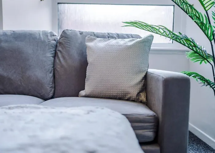 Comfy Four Bedroom House With Parking Feriehus *