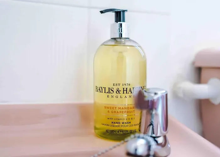 Comfy Four Bedroom House With Parking Manchester