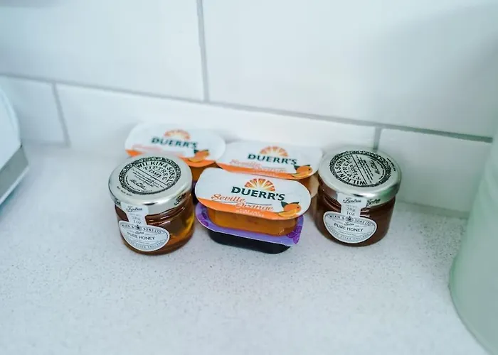 Comfy Four Bedroom House With Parking Feriehus *