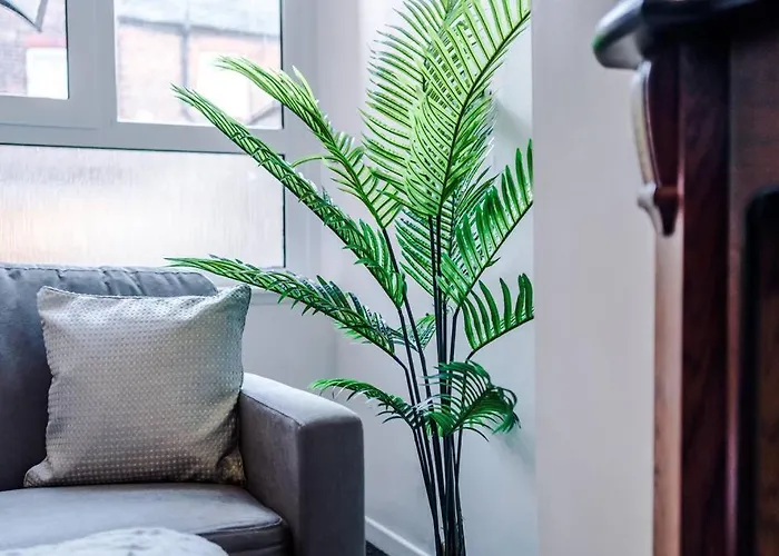 Comfy Four Bedroom House With Parking *