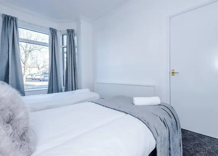 Comfy Four Bedroom House With Parking * Manchester