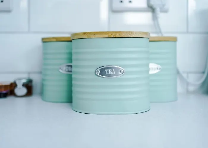 Comfy Four Bedroom House With Parking