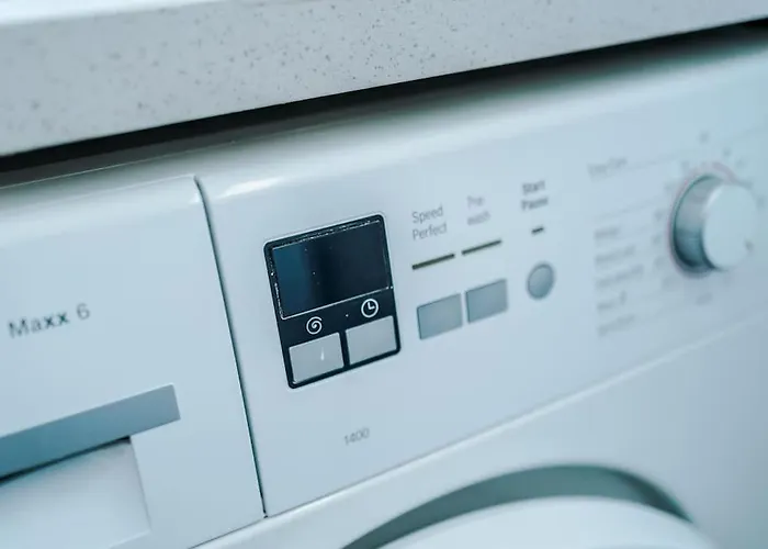 Comfy Four Bedroom House With Parking Feriehus