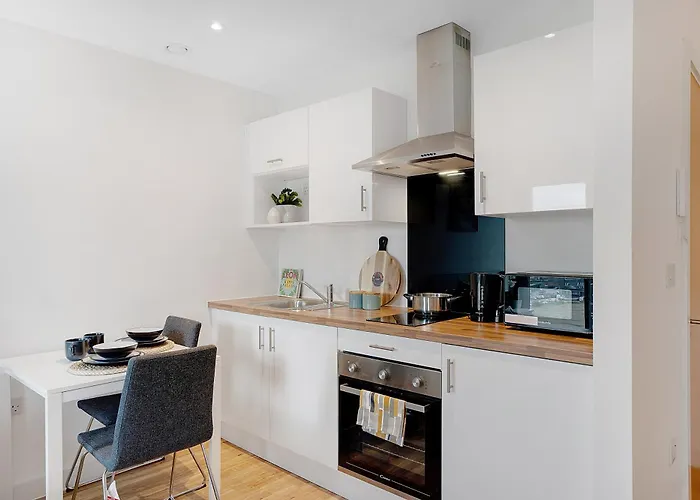 New! Media 1br Free Wifi Apartment Manchester