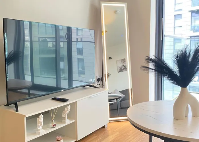 Luxury 2-bed High-rise In With Parking アパート