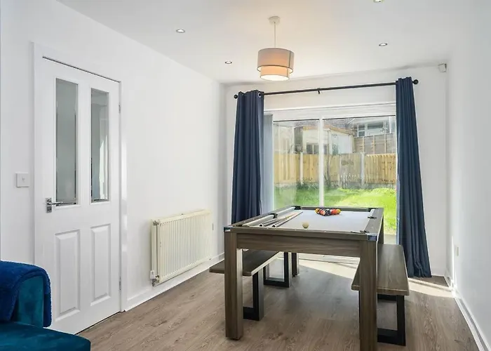 Spacious 4bed Home, Sleeps 10, Pool Table, Parking, Perfect For Groups Appartamento *