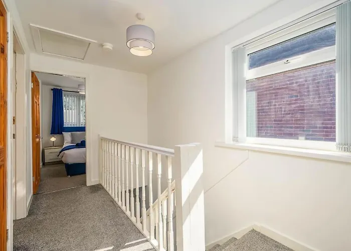 Spacious 4bed Home, Sleeps 10, Pool Table, Parking, Perfect For Groups *