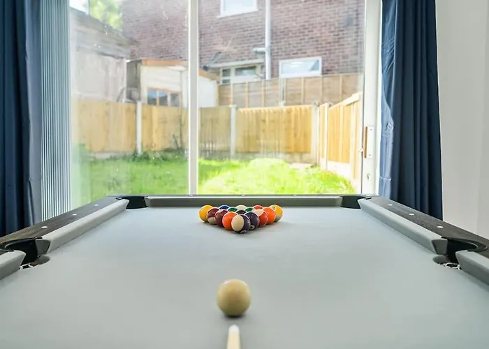 Spacious 4bed Home, Sleeps 10, Pool Table, Parking, Perfect For Groups Manchester