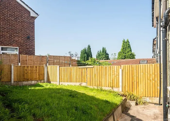 Spacious 4bed Home, Sleeps 10, Pool Table, Parking, Perfect For Groups * Manchester