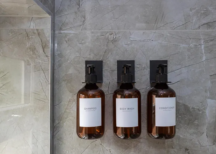 בית נופש The Kent Luxury House Sleeps 14 Free Parking מנצ'סטר