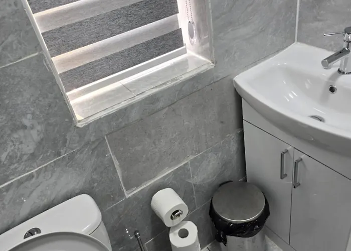 - House - Sleeps 6 - Parking - Garden Manchester