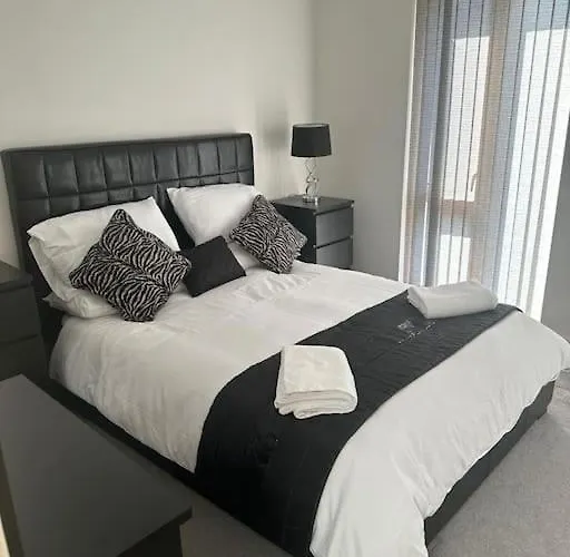 Сasa de vacaciones Luxury Modern Town House, Centre, Free Secured Parking