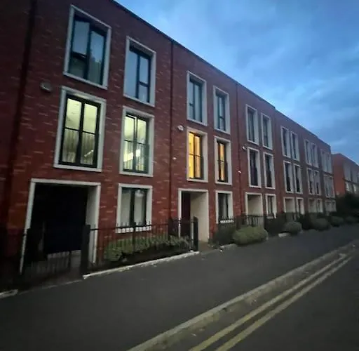 Luxury Modern Town House, Centre, Free Secured Parking Сasa de vacaciones Mánchester