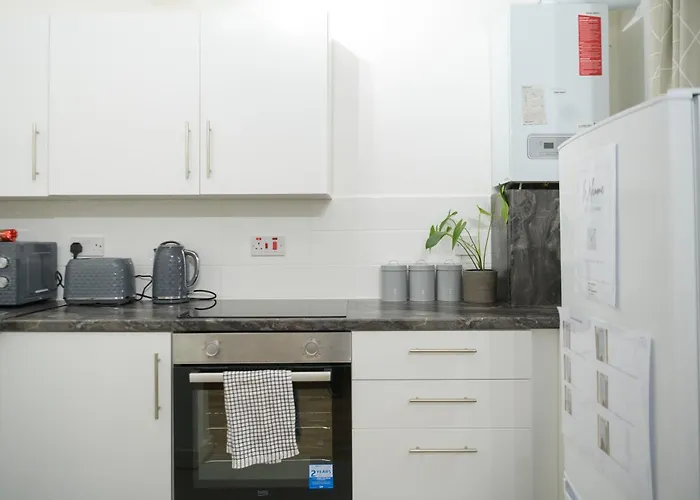 Silver Pines - 2br - King Bed - 6 Guests - Wi-fi - Free Parking *