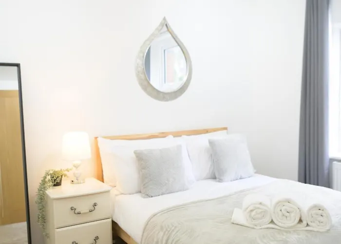 Silver Pines - 2br - King Bed - 6 Guests - Wi-fi - Free Parking Lejlighed