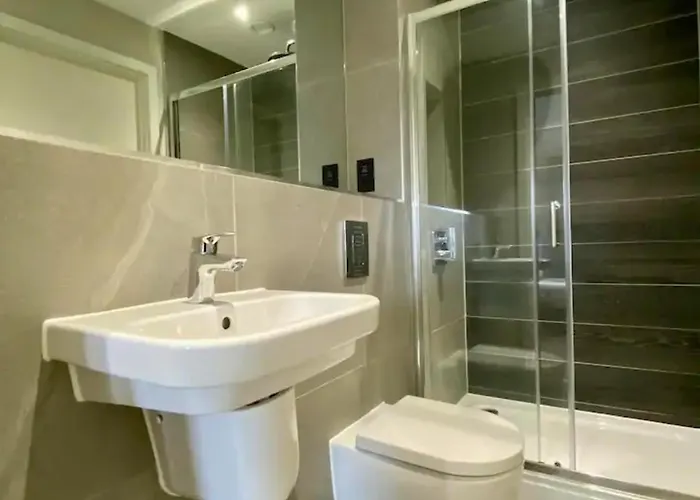 Luxurious, High-end 2-bedroom With Balcony *