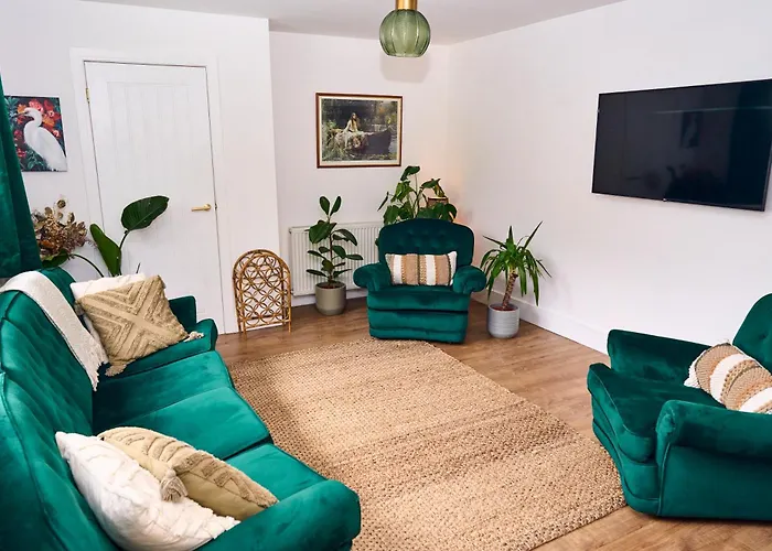 Chic Family With Garden Fire Pit & Event Space, Hot Tub