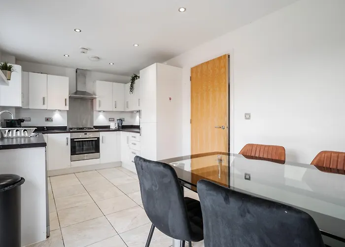 Casa de Férias Etihad, & Coop Live - Free Parking - 10ppl *