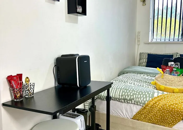 Cozy Private With Private Bathroom & Free Parking In Salford! Appartement *