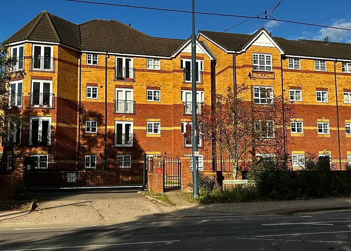 Convenient Private Bed, Bath & Parking Included Pansiyon