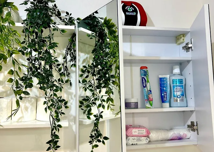 Convenient Private Bed, Bath & Parking Included Pansiyon Manchester