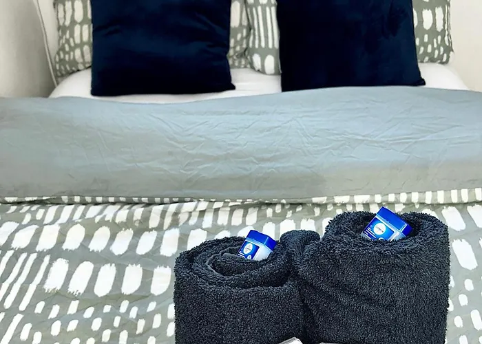 Convenient Private Bed, Bath & Parking Included Pansiyon