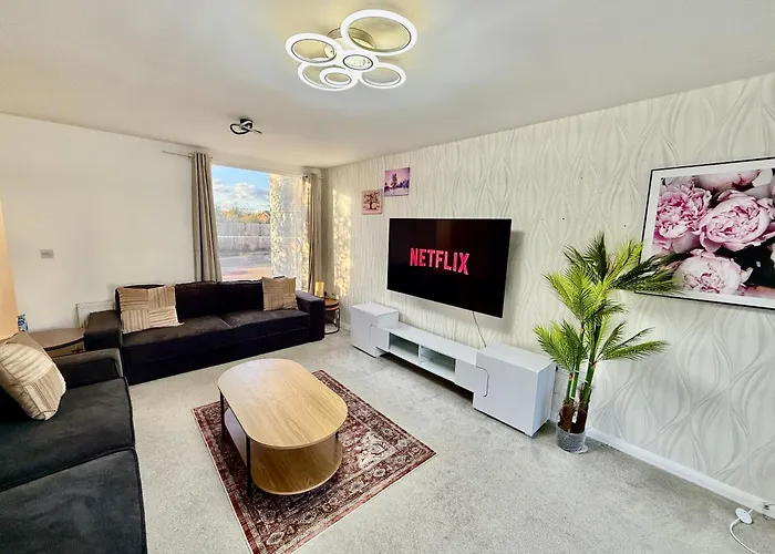 3 Bedroom House With Free Parking Ferienhaus *