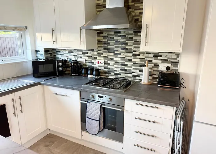 3 Bedroom House With Free Parking *