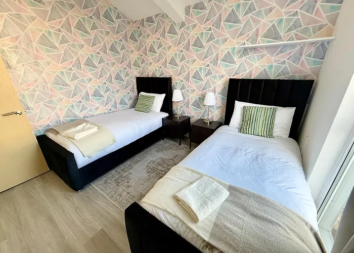 3 Bedroom House With Free Parking * Manchester